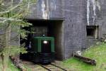 Gerade taucht hier am 17.04.2014 die Lok des Zuges der Museumsbahn Hanstholm aus dem einstigen Munitionsbunker auf.