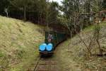 Nachdem der Zug der Museumsbahn Hanstholm soeben den Munitionsbunker verlassen hat, rumpelt er nun gemütlich in Richtung Geschützbunker.