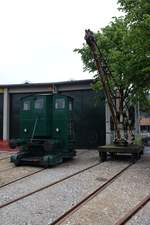 Der, 1932 bei Pedershaab in Lizens gebaute, Breuer Lokomotor DSB 48 neben einem Handkran im Außengelände des Danmarks Jernbanemuseum Odense am 30.05.2019.