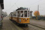 Das dänische Straßenbahnmuseum Sporvejsmuseet Skjoldenæsholm: An der Haltestelle  Valby   Langgade  hält der KS-Triebwagen 327 (Scandia 1912) als SL 11 beschildert.