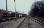 Lollandsbanen (LJ) Bahnhof Maribo: Ein Triebzug bestehend aus einem Triebwagen (Ym), einem Mittelwagen (Yp) und einem Steuerwagen (Ys) kommt am 16.