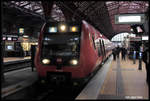 S Bahn Triebzug SA 8133 nach Farum steht hier am 5.3.2017 um 16.32 Uhr abfahrbereit auf Gleis 2 im HBF Kopenhagen.