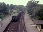 DSB S-Bahn Kopenhagen im August 1975: Kommend von Frederiksberg (über Vanløse) erreicht eine S-Bahngarnitur (FS+MM+FS-MM) der 1. Generation auf der Linie F den S-Bahnhof Godthåbsvej (heute: Hp Grøndal). - Die S-Bahnlinie Frederiksberg - Vanløse - Nørrebro - Hellerup (später Linie F) wurde 1934 eröffnet. - Scan eines Farbnegativs. Film: Kodak Kodacolor II. Kamera: Kodak Retina Automatic II.