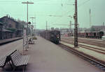 DSB S-Bahn Kopenhagen im August 1975: Eine S-Bahngarnitur (FS+MM+FS+MM) der 1. Generation auf der Linie F erreicht den Zielbahnhof Frederiksberg. - Die ersten Triebwagen dieser Baureihe (MM) wurden 1933 von der Lokomotivfabrik Frichs in Århus hergestellt, die ersten Steuerwagen (FS) baute die Waggonfabrik Scandia in Randers 1936. Die letzten betriebsfähigen S-Bahngarnituren der 1. Generation wurden 1978 durch S-Bahngarnituren der 2. Generation ersetzt. - Wie es aus dem Bild ersichtlich gab es neben dem S-Bahnhof auch einen Güterbahnhof im Frederiksberger Bahnhofsgebiet. - Heute gibt es hier ein Einkaufszentrum und zwei unterirdische Minimetrohaltestellen. Nur das alte - unter Denkmalschutz gestellte - Bahnhofsgebäude (links) erinnert an das richtige Bahnleben. - Scan eines Farbnegativs. Film: Kodak Kodacolor II. Kamera: Kodak Retina Automatic II.   