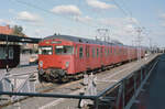 DSB S-Bahn Kopenhagen: Im Bahnhof Køge hält eines Tages im Oktober 1985 eine S-Bahngarnitur der zweiten Fahrzeuggeneration auf der Linie E (Hillerød - Lyngby - Hellerup - København H - Køge). - Scan eines Farbnegativs. Film: Kodak CL 200 5093. Kamera: Minolta XG-1.