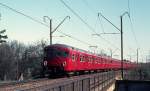 Kopenhagen DSB S-Bahnlinie C (Ballerup - Holte): Ein S-Bahnzug der zweiten Generation, der in Richtung Holte fhrt, befindet sich auf dem Foto zwischen den S-Bahnhfen Bernstorffsvej und Gentofte