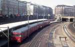 Kbenhavn / Kopenhagen DSB S-Bahnlinie C: Ein Zug der zweiten Kopenhagener S-Bahnwagengeneration hlt im S-Bf Vesterport im Mrz 1975.