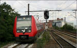 Kopenhagens breite S-Bahn -

Kopenhagens S-Bahn-Zug mit einer Wagenbreite von 3,60m. Um mit so einer großen Wagenbreite an den vorhanden Bahnsteigen halten zu können, wurde der Wagenkasten im Querschnitt nach unten eingezogen. Die maximale Breite wird im Bereich der Unterkante der Fenster erreicht, dies erinnert an die silbernen Stadtbahnwagen der Stadtbahn Hannover.
Zudem sind die einzelnen Wagen recht kurz (Endwagen ca. 12 m, Mittelwagen knapp 10 m) um die Hüllkurven einhalten zu können. Es werden gesteuerte Einzelachsen verwendet, die Mittelwagen fahren jeweils nur auf 2 Rädern, die Endwagen auf 4 Rädern.
Eine Zugeinheit besteht aus 8 Modulen (Kurzzug: 5 Modulen). Gebaut wurden die Züge von ALSTOM-LHB/Siemens.

27.8.2006 bei der Einfahrt in den Bahnhof Nordhavn (M) 