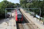 DSB S-Bahn Kopenhagen: Linie F (SA 8180) S-Bahnhof Grøndal am 11. August 2014. - Der Zug fährt in Richtung Hellerup. 