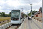 Aarhus Letbane: Der Stadler Tango 2103-2203 auf der Regionalstadtbahnline L1 hält am Nachmittag des 9. Juli 2020 im Bahnhof Ryomgård. - Seit dem 30. April 2019 bedienen die Stadler Tango der Aarhus Letbane die ehemalige DSB-Bahnstrecke Århus - Grenå. Wenn man mit der L1 fährt, erkennt man deutlich den Eisenbahncharakter der Regionalstadtbahn.