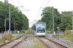 Aarhus Letbane Regionalstadtbahnlinie L1 Århus - Ryomgård - Grenå: Kommend von Ryomgård erreicht der Stadler Tango 2110-2210 den Haltepunkt Skødstrup. Datum: 10. Juli 2020.