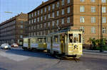 København / Kopenhagen Københavns Sporveje SL 16: Ein Zug bestehend aus dem Triebwagen 555 und einem Beiwagen der Serie 1501 - 1583 erreicht am späten Nachmittag des 9.