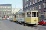 København / Kopenhagen Københavns Sporveje SL 2 (E-Zug): Eines Morgens im September 1968 warten der Tw 513 und der Bw 1554 auf die Rückfahrt in Richtung Sundbyvester Plads auf der Insel