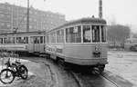 København / Kopenhagen Københavns Sporveje SL 2 (Bw 1556 + Tw der Serie 501 - 618) København S, Sundbyvester, Sundbyvester Plads im Februar 1969. - Scan eines S/W-Negativs. Film: Agfa L ISS.