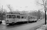 København / Kopenhagen Københavns Sporveje SL 2 (Tw 514 + Bw 15xx) København S, Sundbyøster, Amagerbrogade / Sundby Remise im Februar 1969. - Scan eines S/W-Negativs. Film: Agfa L ISS.