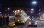 København / Kopenhagen Københavns Sporveje SL 16: Der DÜWAG/Kiepe-GT6 900 hält am späten Abend des 25. April 1970 am Toftegårds Plads (im Stadtteil Valby). Der geschmückte Tw wird in wenigen Minuten seine letzten Kurse auf der SL 16 beginnen: Toftegårds Plads - Rådhuspladsen - Nørreport Station - Nørrebro Station -Emdrupvej - Nørrebro Station - Nørreport Station - Rådhuspladsen - Toftegårds Plads - Rådhuspladsen - Nørreport Station - Nørrebro Station - Nørrebro Remise. - Scan eines Farbnegativs. Film: Kodak Kodacolor X.