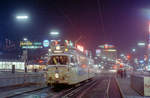 København / Kopenhagen Københavns Sporveje SL 16: Am späten Abend des 25. April 1970 hat der DÜWAG/Kiepe-GT6 900 den Kopenhagener Rathausplatz erreicht. - Es wäre schwierig gewesen, Fotos von diesem Zug auf der Strecke zu machen, wäre ich mit ihm gefahren. Ich hatte aber das Glück, dass ich die Möglichkeit bekommen hatte, zusammen mit einem guten Freund im Auto seiner Familie zu fahren; seine freundliche Mutter hatte angeboten, das Auto zu fahren, damit wir schnell aus dem und ins Auto mit der Fotoausstattung springen konnten, ohne an Parkmöglichkeiten und andere Probleme eines Autofahrers denken zu müssen. - Scan eines Farbnegativs. Film: Kodak Kodacolor X.