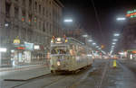 København / Kopenhagen Københavns Sporveje SL 16: Am späten Abend des 25. April 1970 befindet sich der DÜWAG/Kiepe-GT6 900 in der Frederiksborggade an der Nørre Farimagsgade. - Weil ich die Möglichkeit bekommen hatte, zusammen mit einem guten Freund im Auto seiner Eltern zu fahren, das seine freundliche Mutter führte, gelang es mir, auch unterwegs den Tw zu fotografieren. - Scan eines Farbnegativs. Film: Kodak Kodacolor X.