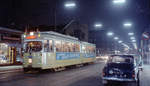 København / Kopenhagen Københavns Sporveje: Am 26. April 1970 um etwa 2 Uhr hat die letzte Straßenbahn auf der SL 16 (DÜWAG/Kiepe-GT6 900) die Nørrebro Remise (: den Straßenbahnbetriebsbahnhof Nørrebro) erreicht. Der Zug steht in der Nørrebrogade vor dem Betriebsbahnhof, während die letzten Fahrgäste aussteigen. - Scan eines Farbnegativs. Film: Kodak Kodacolor X.