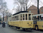 København / Kopenhagen Københavns Sporveje (KS): Der KS-Museumsbeiwagen und der Museumstriebwagen 190 (Hersteller: Scandia 1912 bzw. 1902) waren  Teilnehmer  in der Kavalkade von historischen und aktuellen Straßenbahnfahrzeugen, welche die Verwaltung der KS am 26. April 1970 anlässlich der  Bussifizierung  der SL 16 veranstaltete. - Scan eines Farbnegativs. Film: Kodak Kodacolor X.