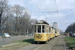 København / Kopenhagen Københavns Sporveje am 26. April 1970: Kavalkade von Straßenbahnfahrzeugen anlässlich der  Bussifizierung  der SL 16. Der 1902 von der Waggonfabrik Scandia hergestellte Tw 102 fährt mit dem Bw 1310, der 10 Jahre später vom selben Hersteller geliefert wurde, in der Nørre Voldgade am Ørstedsparken vorüber. - Die beiden Fahrzeuge befinden sich heute in der Sammlung des Dänischen Straßenbahnmuseums (Sporvejsmuseet Skjoldenæsholm). - Scan eines Farbnegativs. Film: Kodak Kodacolor X. 