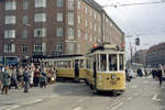 København / Kopenhagen Københavns Sporveje am 26. April 1970: Nachdem die Kavalkade von Straßenbahnfahrzeugen ihr Ziel, den Toftegårds Plads im Stadtteil Valby, erreicht hatte, fuhren die Museumswagen, u.a. der Tw 190 mit dem Bw 1310, zum Straßenbahnbetriebsbahnhof Valby, der jetzt nur die Museumsstraßenbahnen der KS (und Dieselbusse) beherbergte, während die betriebsfähigen Straßenbahnfahrzeuge zum Straßenbahnbetriebsbahnhof Nørrebro zurückkehrten. - Auf dem Foto befindet sich der Tw 190 mit dem Bw 1310 in der Vigerslev Allé am Toftegårds Plads unterwegs zum Betriebshof Valby. - Die beiden Fahrzeuge befinden sich jetzt in der Sammlung des Dänischen Straßenbahnmuseums (Sporvejsmuseet Skjoldenæsholm). - Scan eines Farbnegativs. Film: Kodak Kodacolor X.