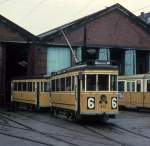 København / Kopenhagen Københavns Sporveje (KS) SL 6 (Tw 472) Straßenbahnbetriebsbahnhof Svanemøllen am 6. Oktober 1968. - Der Zug hält vor der Wagenhalle, bereit für eine Sonderfahrt mit Mitgliedern der Sporvejshistorisk Selskab / der Dänischen Gesellschaft für Straßenbahngeschichte. - Der Triebwagen 472 ist heute Museumswagen und befindet sich in der Sammlung des Dänischen Strassenbahnmuseums (Sporvejsmuseet Skjoldenæsholm) - der Wagen ist aber zur Zeit nicht betriebsfähig. - Scan eines Diapositivs. Kamera: Canon Canonet QL 28.