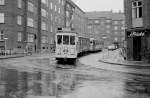 København / Kopenhagen Københavns Sporveje: Der Tw 470 und der Bw 1054 halten eines Sonntags im August 1967 als Sonderzug an der Ecke Sibbernsvej / Toftegaards Plads im Stadtteil Valby.