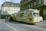 København / Kopenhagen Københavns Sporveje: Am 24. September 1967 fuhr die Touristenstraßenbahnlinie T zum letzten Mal. - Auf dem Bild hält der DÜWAG-GT6 805 als SL T in der Studiestræde kurz vor der Abfahrt. - Das Straßenbahnnetz war allmählich so klein geworden, dass einige interessante / wichtige Monumente / Gebäude nicht mehr mit der Straßenbahn erreichbar waren. - Scan von einem Farbnegativ. Film: Kodacolor X. Kamera: Konica EE-matic.