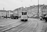 København / Kopenhagen Københavns Sporveje: Tw 516 als E-Wagen auf der SL 2. Ort und Datum: Vindebrogade / Christiansborg Slotskirke / Højbro im März 1968. - Scan von einem S/W-Negativ- Film: Ilford FP 3. Kamera: Kodak Retina Automatic II.