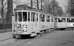 København / Kopenhagen Københavns Sporveje (KS): Tw 586 mit Bw 15xx hält im April 1968 als E-Wagen auf der SL 6 vor dem Straßenbahnbetriebsbahnhof Svanemøllen in der