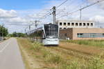 Århus Aarhus Letbane: Ein Tw auf der Letbanelinie (= Straßenbahnlinie) L2 (Stadler Variobahn 1110-1210) nähert sich am Nachmittag des 9.