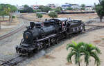 Dampflok Nr 53 unterwegs in der ungewöhnlichen Gleisanlage im Bahnhof Durán in Guayaquil.