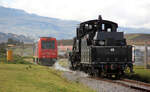 Die Diesellok des angekommenen Zuges wartet auf dem Streckengleis, bis die Dampflok an die Wagen angefahren ist. Colta, 05.08.2018