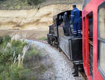 Gewöhnungsbedürftig: Mehrmals fuhr das Bahnpersonal stehend auf dem Tender mit. Colta - Riobamba, 05.08.2018