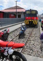 Spezielle Parkplätze für Motorräder in Ibarra? Nein, für die Fahrt von Ibarra nach Salinas sind drei Motorräder für die Sicherung der Strassenübergänge unterwegs. Ibarra, 09.08.2018