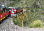 Der Tren de la Libertad unterwegs im Valle de Chota auf einer wunderschönen Brücke zwischen Ibarra und Salinas. Ibarra - Salinas, 09.08.2018