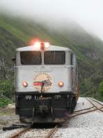 Eine GEC-Alsthom AD 24 rangiert am 13.02.2011 um den Touristenzug von Alaus� nach Sibambe (Teufelsnase) in Sibambe, Ecuador herum.