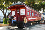 Drei Schönheiten posieren vor einem Oldie: Originaler 1.Klassewagen der Ferrocarrilles Ecuatorianos als punto di venta (Verkaufspunkt) der Bahngesellschaft Tren Ecuador in Guayaquil.