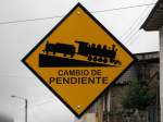 Ein Hinweisschild, wahrscheinlich für den Lokführer, dass sich an der einzigen aktiven Bahnstrecke Ecuadors zwischen Alausí und Sibambe zur Teufelsnase die Steigung ändern wird.