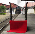 Der rote Teppich ist für die Fahrgäste des Tren Crucero im Bahnhof von Guayaquil bereit. Im Hintergrund holt die Dampflok die Wagen aus dem Depot. Guayaquil, 04.08.2018