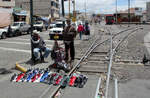 Kaum war der Tren Crucero in Latacunga (im Hintergrund) eingetroffen, hat dieser Strassenhändler seine Schuhe bereits wieder auf dem Gleis ausgebreitet.