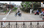 Die Schlagbäume sind nach der langsamen Durchfahrt des Tren Crucero noch nicht oben und schon starten die ersten Motorradfahrer ihr Gefährt.