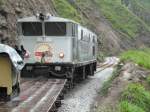 Eine GEC-Alsthom AD24 bremst am 13.02.2011 den letzten Mittagszug der Touristenbahn zur Teufelsnase die steile Bergstrecke hinab. (Strecke Alaus� - Sibambe, Ecuador)