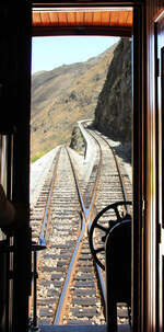 Seltener Schnappschuss! Blick aus dem hintersten Wagen auf der Fahrt von Alausi nach Sibambe auf die erste Spitzkehre auf der Teufelsnase.
