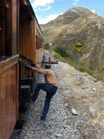 Wir sind auf der Fahrt von Sibambe nach Alausi hinauf und fahren auf die zweite Spitzkehre zu.