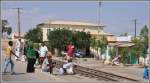 Strassenszene in Massawa. Ein Aufenthalt auf den Geleisen ist hier ungefährlich, kam doch vor vier Jahren letztmals ein Zug hier vorbei. (07.12.2014)
