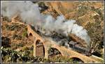 Eritrea Railways steamtrain special mit 442.56 und 442.55 auf der schönsten Steinbogenbrücke oberhalb Shegerini.