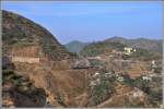 Shegerini mit seinem Kloster bietet die Kulisse für den GmP Richtung Asmara. (10.12.2014)