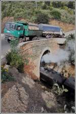 Ein Tankwagen bringt das benötigte Nass auf der Strasse zur Überführung bei Shegerini.